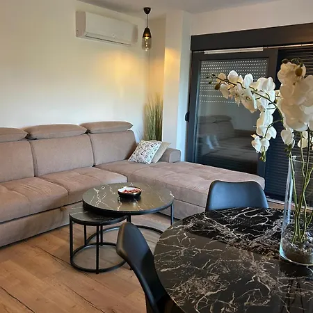 Pervan Large Lejlighed